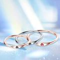 Tres anillos minimalistas de plata S925 con corazones de esmalte sobre un fondo azul suave - US 6 / Oro Rosa Corazón Negro