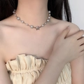 Collier de perles punk Y2K avec pendentif étoile en pierres colorées porté sur un modèle - Collier Court Étoile et Perles X5311A