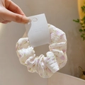 Chouchou floral en tissu seersucker violet et blanc avec bordure en dentelle fine - Chouchou à Petites Fleurs Violettes