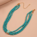 Dettaglio collana boho a più strati con perle turchesi e pendente a pietra ovale - Collana di Perline a Tre Strati (Blu)