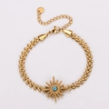 Dettaglio del bracciale a spiga dorata con ciondolo a stella e gemma blu - Stile Pietra Blu Radianza Solare (AMLYT425-2)