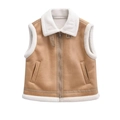 Λεπτομέρεια από γιλέκο shearling σε κάμελ χρώμα με λευκά πέτα και μεταλλικό φερμουάρ - S / Καμηλό