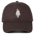 Gros plan de la broderie fantôme blanche sur casquette de baseball en coton marron foncé - Réglable / Café