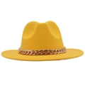 Vue détaillée du chapeau fedora jaune en feutre avec une large chaîne dorée décorative - M (56-58cm) / Jaune (Acrylique)