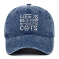 Dettaglio del ricamo LIFE IS BETTER with CATS su berretto in cotone blu navy lavato - Blu Notte