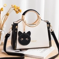 Schicke schwarz-weiße PU-Leder Handtasche mit goldfarbenem Griff und Katzenanhänger - Weiß und Schwarz Spleißen