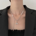 Collana asimmetrica di perle e catena con ciondolo a ciliegia a cuore su modella - Collana con Pendente Ciliegia Perla Giuntata Argentato (K-629)
