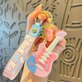 Rosa-blauer Gitarren Schlüsselanhänger mit Rock and Roll Silikonarmband und Herz-Anhänger - Hellblau