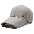 Cappellino da baseball grigio scuro con tesa lunga e tessuto testurizzato con logo in metallo - Regolabile / Grigio chiaro