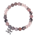 Detailansicht der rosa Kristallperlen und grauen Marmorsteine mit Totenkopf-Anhänger - Rosa Totenkopf-Armband