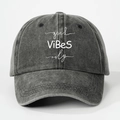 Détail de l'imprimé Good Vibes Only sur une casquette en coton gris anthracite - Taille unique / Noir