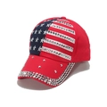 Rote Baseballkappe mit US-Flaggen-Design, silbernen Sternnieten und funkelnden Strasssteinen - M (56-60cm) / Rote USA Flagge Strass Nieten Stil (B)
