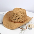 Dettaglio della corona del cappello da cowboy con rete traspirante su tavolo - caffè