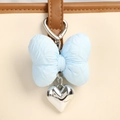 Porte-clés nœud en tissu bleu clair avec cœur argenté sur un sac en cuir beige - Bleu