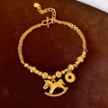 Bracciale dorato con perline e ciondolo a cavallo a dondolo su sfondo di velluto - Stile Moneta Cavallo a Dondolo Combinato Oro (44#)
