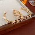 Detailansicht goldener Schmetterling Ohrringe mit glitzernden Kristallen verziert - Gold
