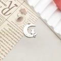 Colgante gótico de gato sobre luna creciente plateada con acabado de metal vintage - Gato de Luna (18x21mm)