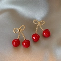 Eleganti orecchini a ciliegia dorati con fiocco su sfondo di seta color champagne - Stile Fiocco Ciliegia (6#)