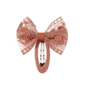 Détail du nœud en dentelle terre cuite avec broderie florale délicate sur la barrette - Rouge Brique (5)