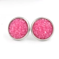Gros plan de boucles d'oreilles 12mm en résine rose et base en acier inoxydable - Rose Vif (17)