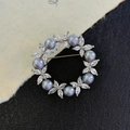 Spilla a ghirlanda con perle d'acqua dolce grigio-blu e zirconi con taglio marquise - Base Argento Perla Grigia Cerchio Navette