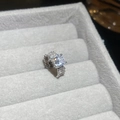 Gros plan d'une bague argentée avec zircon rond dans une boîte à bijoux en velours - 1# Ear Cuff (Écologique) / Argenté