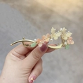 Detail of floral hair clip with pearl butterflies and pink petals in a golden finish - Butterfly Flower Pearl Hair Clip