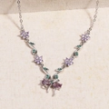 Silberne Halskette mit violetten Kristallblumen und Schmetterlingsanhänger auf Stoff - Halskette-Silber Lila Zirkon