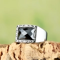 Anello da uomo in acciaio al titanio con gemma nera su base in legno rustico - US 8 / Colore Acciaio Gemma Nera