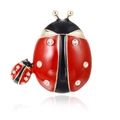 Detail der roten Emaille-Marienkäfer-Brosche mit funkelnden Kristallen und Gold - Mutter Und Kind Marienkäfer Rot Schwarz Emaille