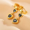 Dettaglio di orecchini a cuore con pietra nera su raso e ganci in metallo dorato - Nero (Colore Oro)