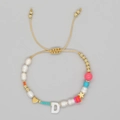 Pulsera ajustable con cuentas de colores, perla de agua dulce y dije con letra D - Estilo Letra D (ZZ-B24061901D-F)
