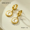 Détail de boucles d'oreilles en acier 18K avec incrustation lune en nacre et fini martelé - Boucles d'oreilles à Disque Lunaire (NMSE-B759-2)