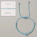 Handgefertigtes Perlenarmband in Aquamarinblau mit verstellbarem Goldkordelzug - März Geschenkbox/Blau/Aquamarin