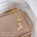 Details des rosa Emaille-Schmetterlingsanhängers mit Zirkonia an einer Goldkette - Rosa Doppelter Schmetterlingsstil (A419)