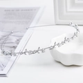 Elegante diadema plateada con perlas blancas y diseño floral para peinados de novia - Perla Plateado (C9228)