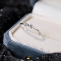 Anillo de lazo en plata esterlina S925 con circonitas en una caja de terciopelo azul - Abierto Ajustable / Oro Blanco