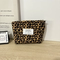 Primer plano del neceser de pana con estampado de leopardo y cremallera de metal - Leopardo Marrón