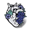 Broche cœur anatomique en émail avec motifs floraux bleus et violets sur fond blanc - Cœur Anatomique Floral