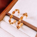 Dettagli di orecchini a C placcati oro 18k con pietre occhio di tigre e piccoli zirconi - Oro e Marrone (Placcato Oro 18K - Perno Argento 925)