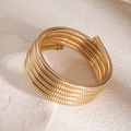 Détail d'un bracelet multi-rangs en maille serpent dorée avec une finition métal polie - Bracelet jonc ouvert en chaîne de serpent à plusieurs tours doré