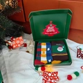 Confezione regalo di Natale con due paia di calze natalizie in cotone 3D in rosso e verde - Taglia unica (Adatta per 35-39) / Stile Griglia + Verde Caffè (Con Scatola Verde)