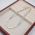 Elegante collana di perle d'acqua dolce con pietre azzurre e perle dorate in portagioie di legno - Collana