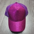 Vista dall'alto cappello a coda di cavallo viola con paillettes e rete traspirante - Taglia Adulto (Regolabile) / Viola Magenta a Cinque Pannelli