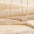 Detail van vergulde rechthoekige hangers met zon- en maanreliëf op een emaille basis - Zon Maan Emaille Rechthoekige Hanger Ketting (N-084)