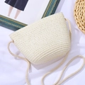 Dettaglio della borsa a tracolla in paglia intrecciata beige con cinturino lungo - Borsa a Conchiglia Grande / 19*14*5cm / Bianco