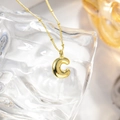 Dettaglio del ciondolo a lettera C a palloncino placcato in oro 18K su catena a sfere - un solo ciondolo, senza catena / Lettera C