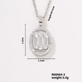 Détail macro du pendentif ovale avec dimensions 1.3cm x 1.1cm et finition argentée - Style Couleur Argent (N00464-3)