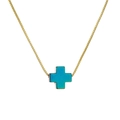 Elegante collana a catena dorata con pendente a croce blu sfumato su sfondo bianco - Catena Veneziana Dorata Pendente Croce Sfumatura Blu Verde
