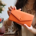 Elegantes, leuchtend orangefarbenes Portemonnaie aus genarbtem Leder mit Druckknopf - Orange